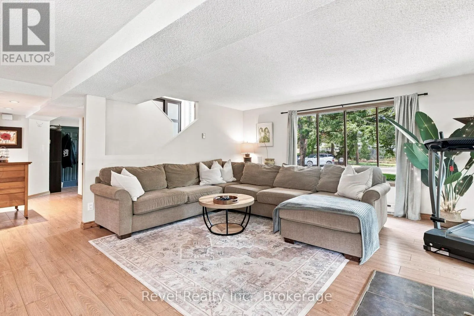 20 THE PINES LANE