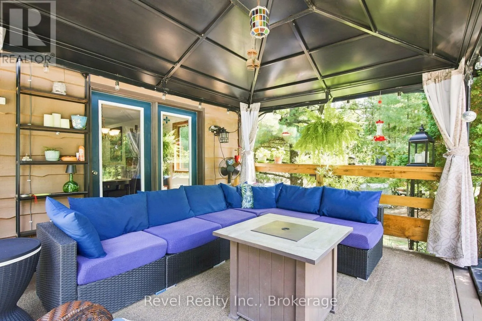 20 THE PINES LANE