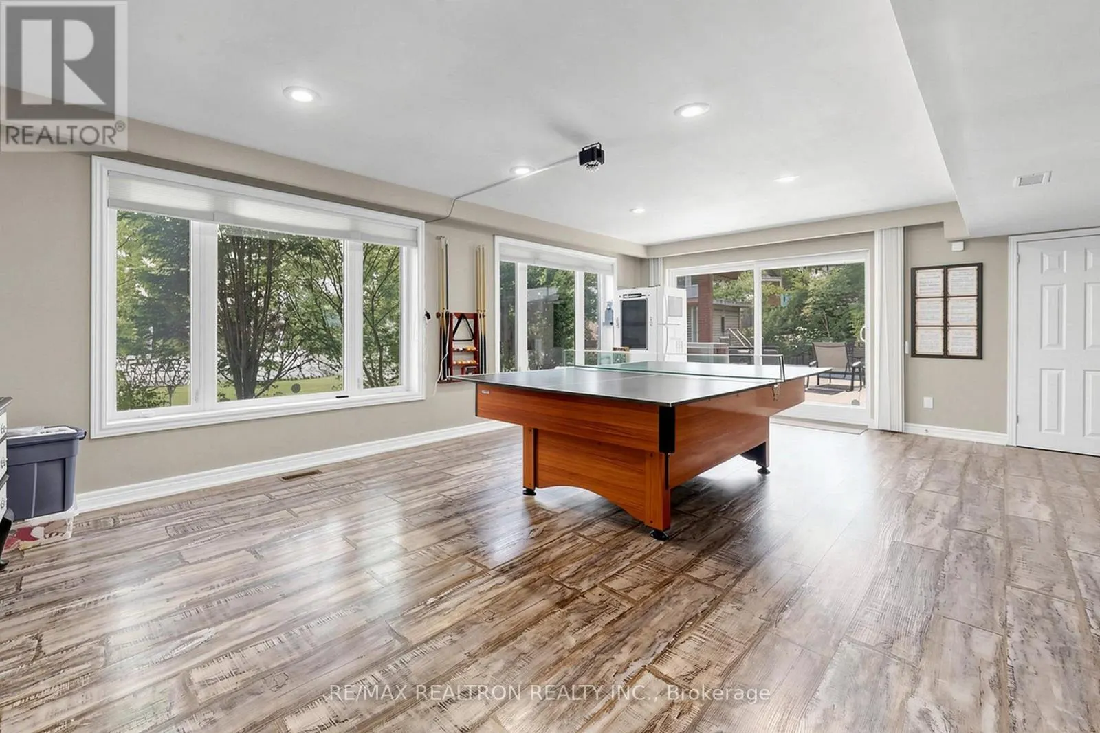 250 KINGSCROSS DRIVE