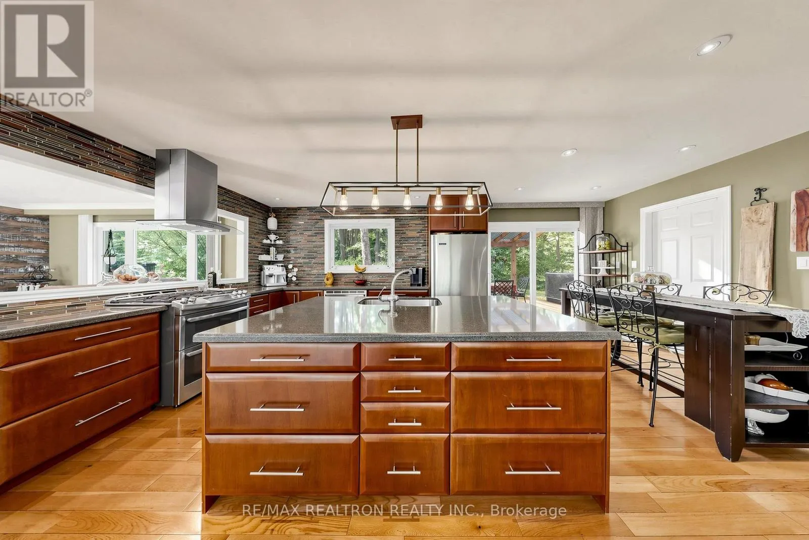 250 KINGSCROSS DRIVE