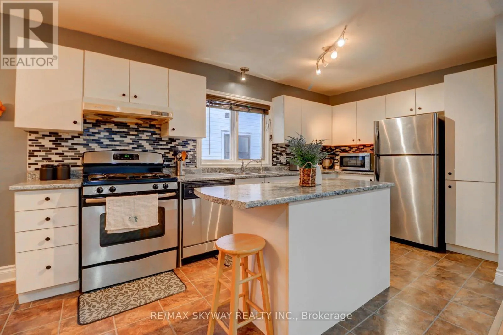 282B BROCK STREET W