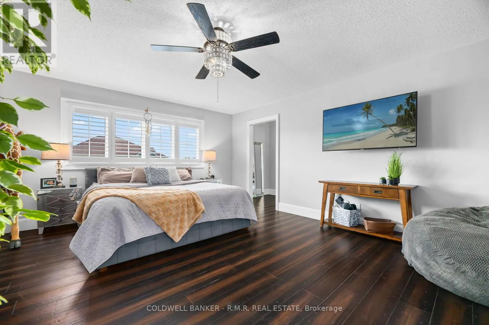 3 DON HADDEN CRESCENT