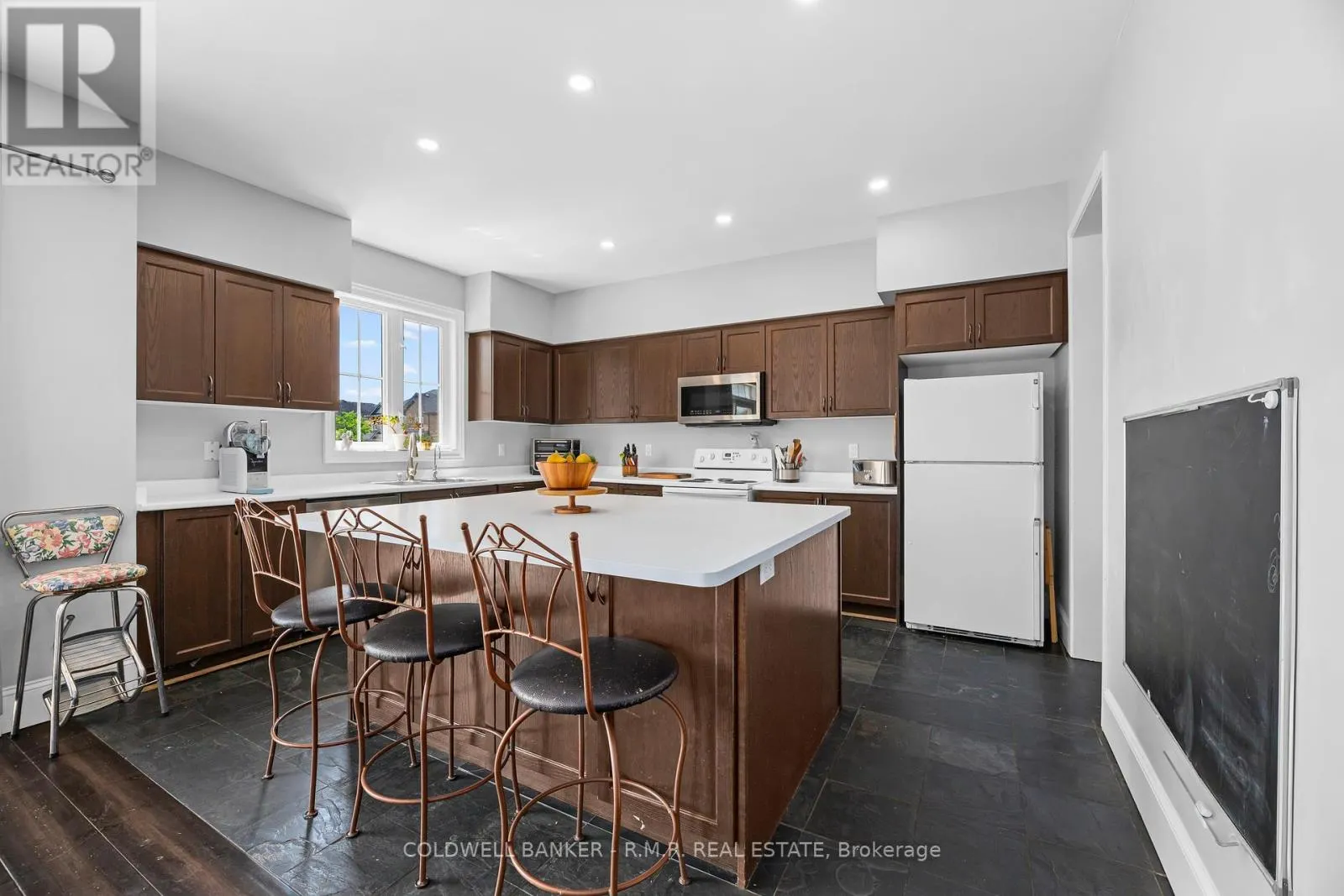 3 DON HADDEN CRESCENT