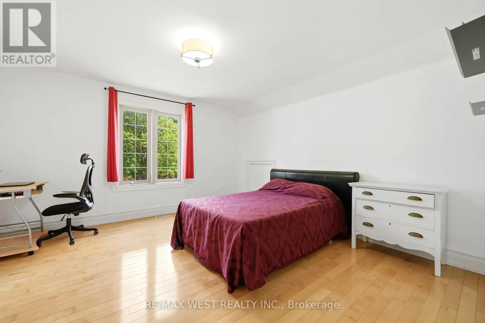 2 KINGSWOOD DRIVE