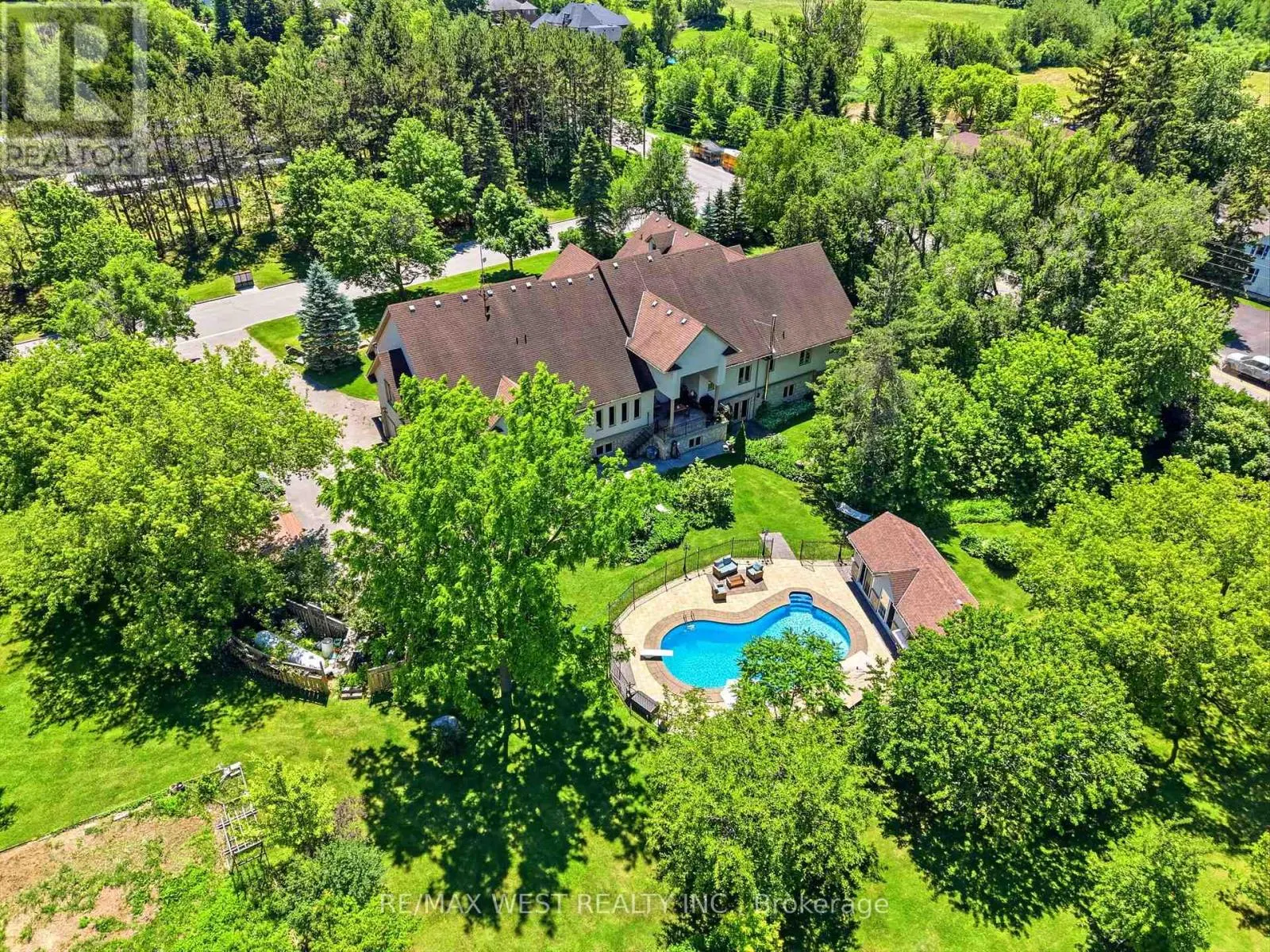 2 KINGSWOOD DRIVE