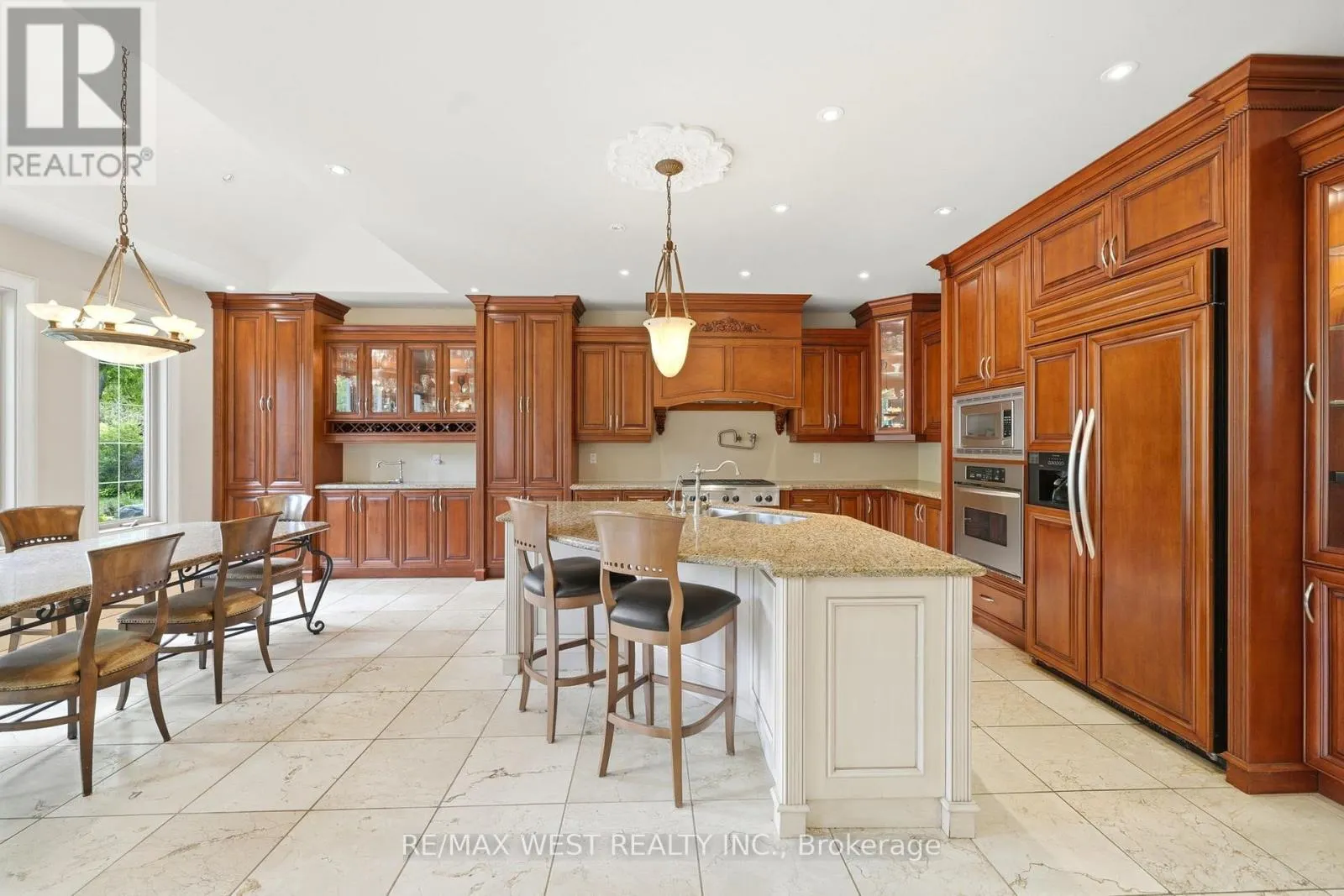2 KINGSWOOD DRIVE