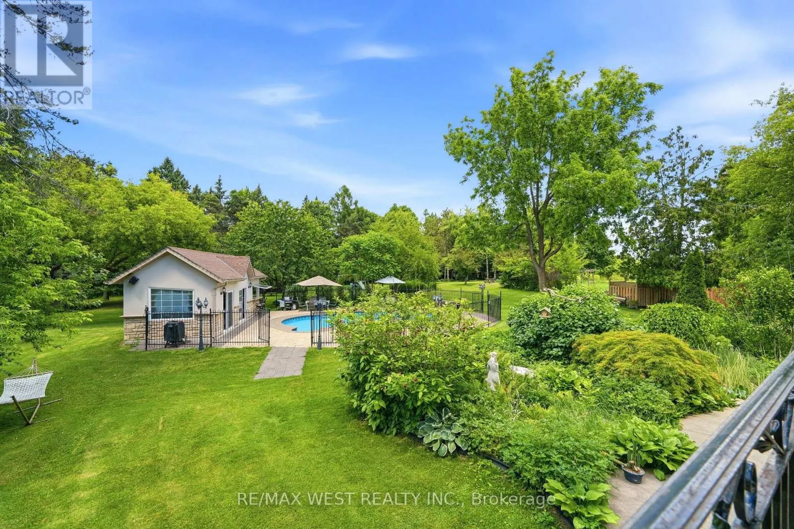 2 KINGSWOOD DRIVE