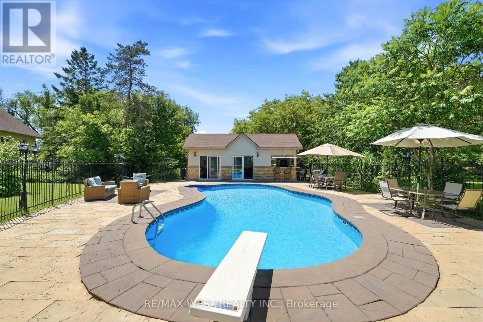 2 KINGSWOOD DRIVE