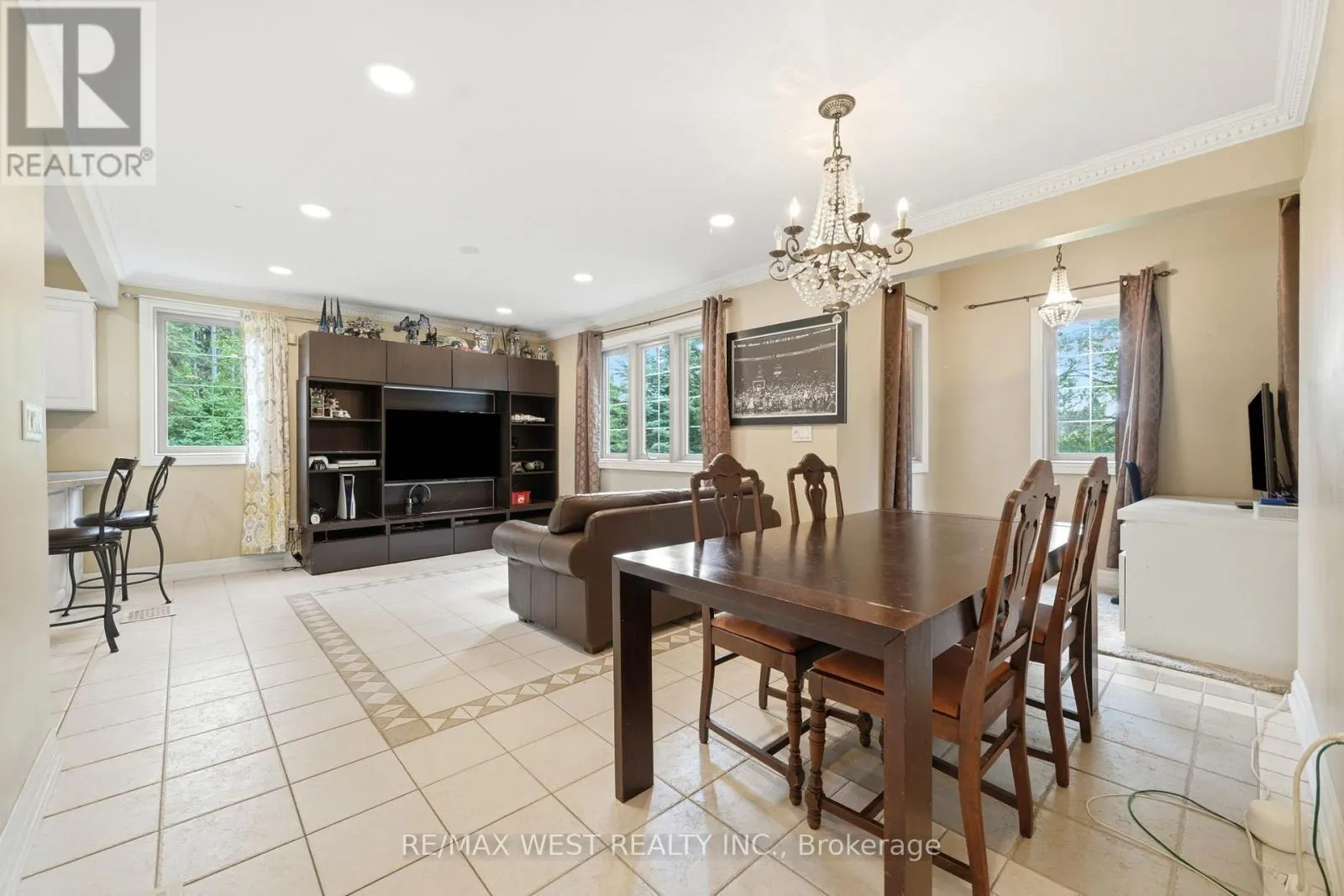 2 KINGSWOOD DRIVE