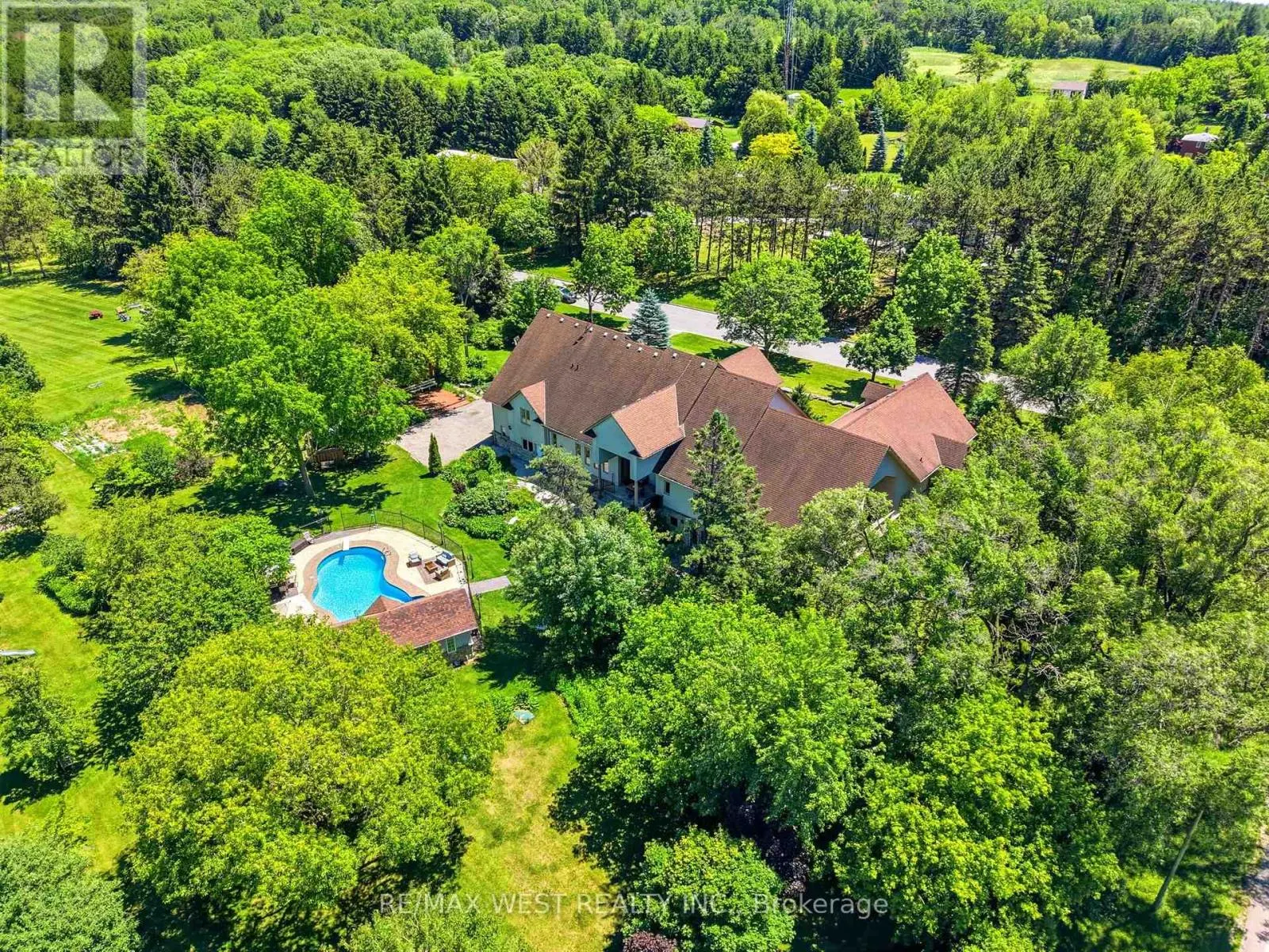 2 KINGSWOOD DRIVE