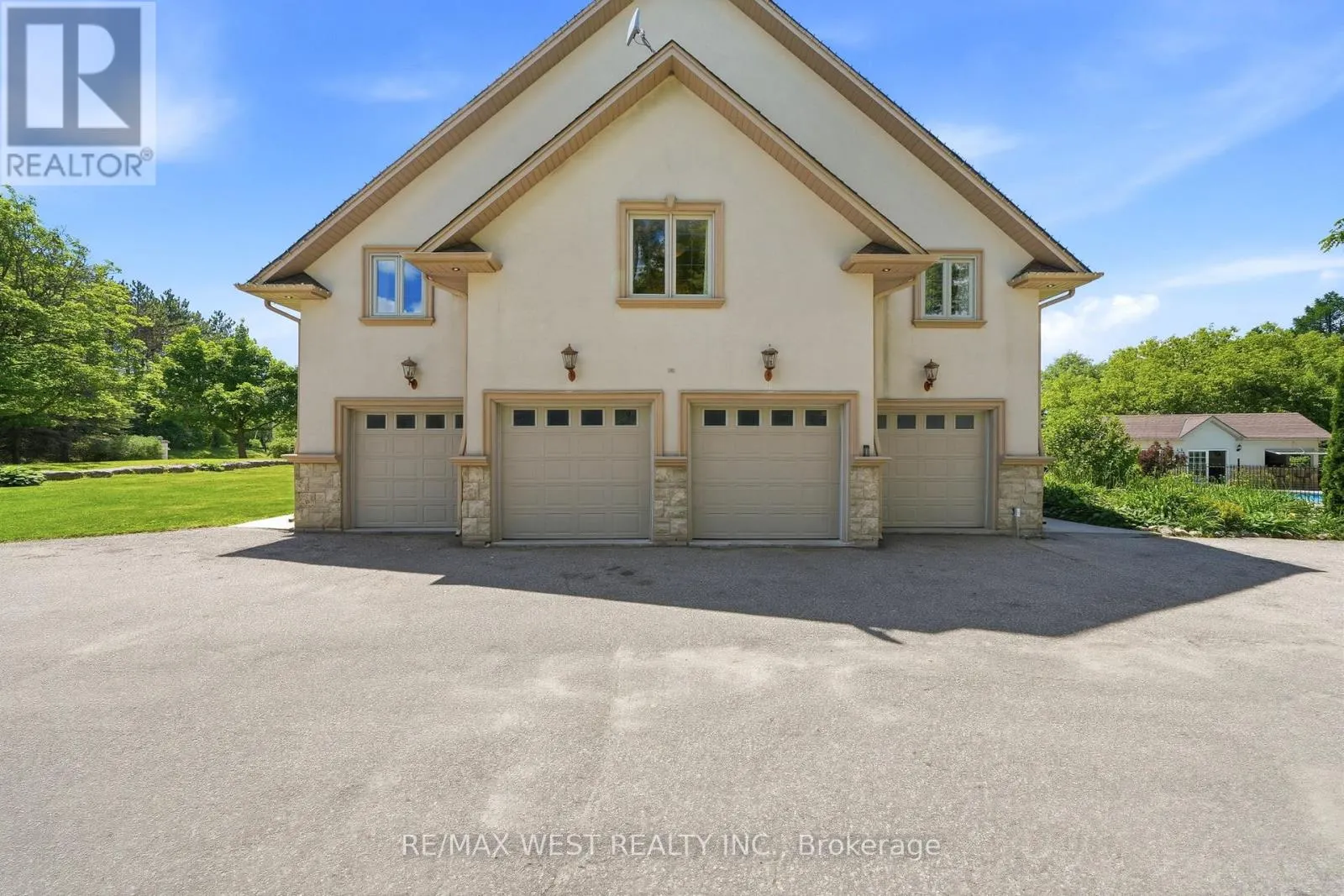 2 KINGSWOOD DRIVE
