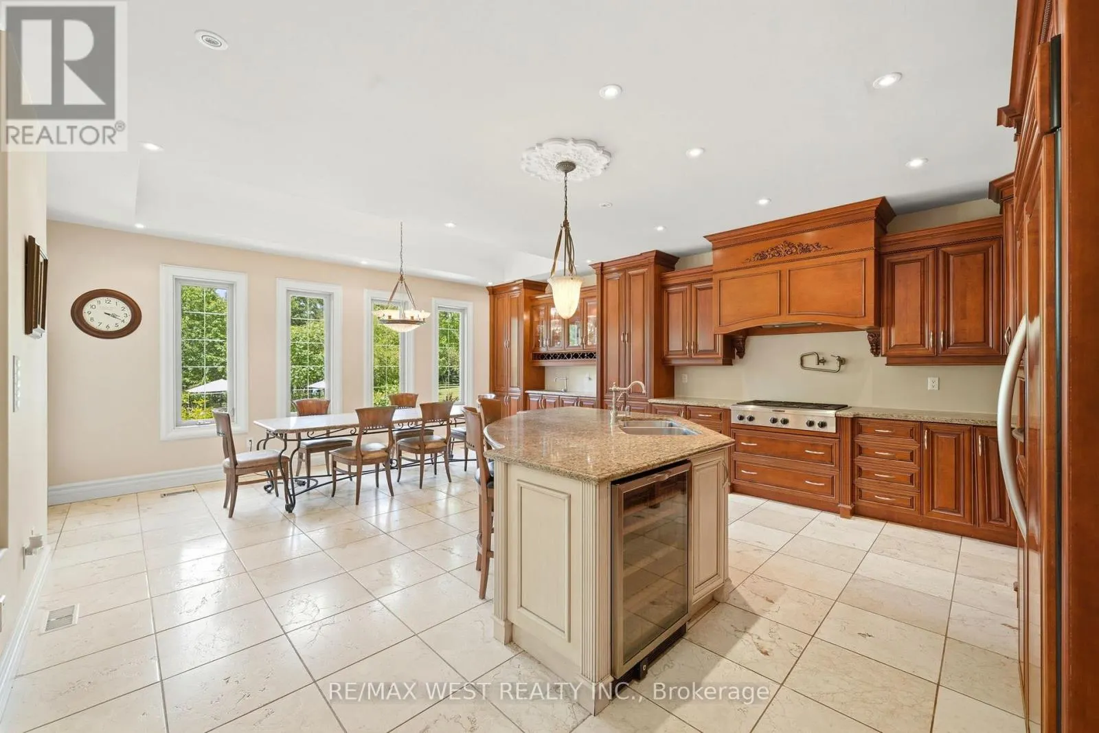 2 KINGSWOOD DRIVE