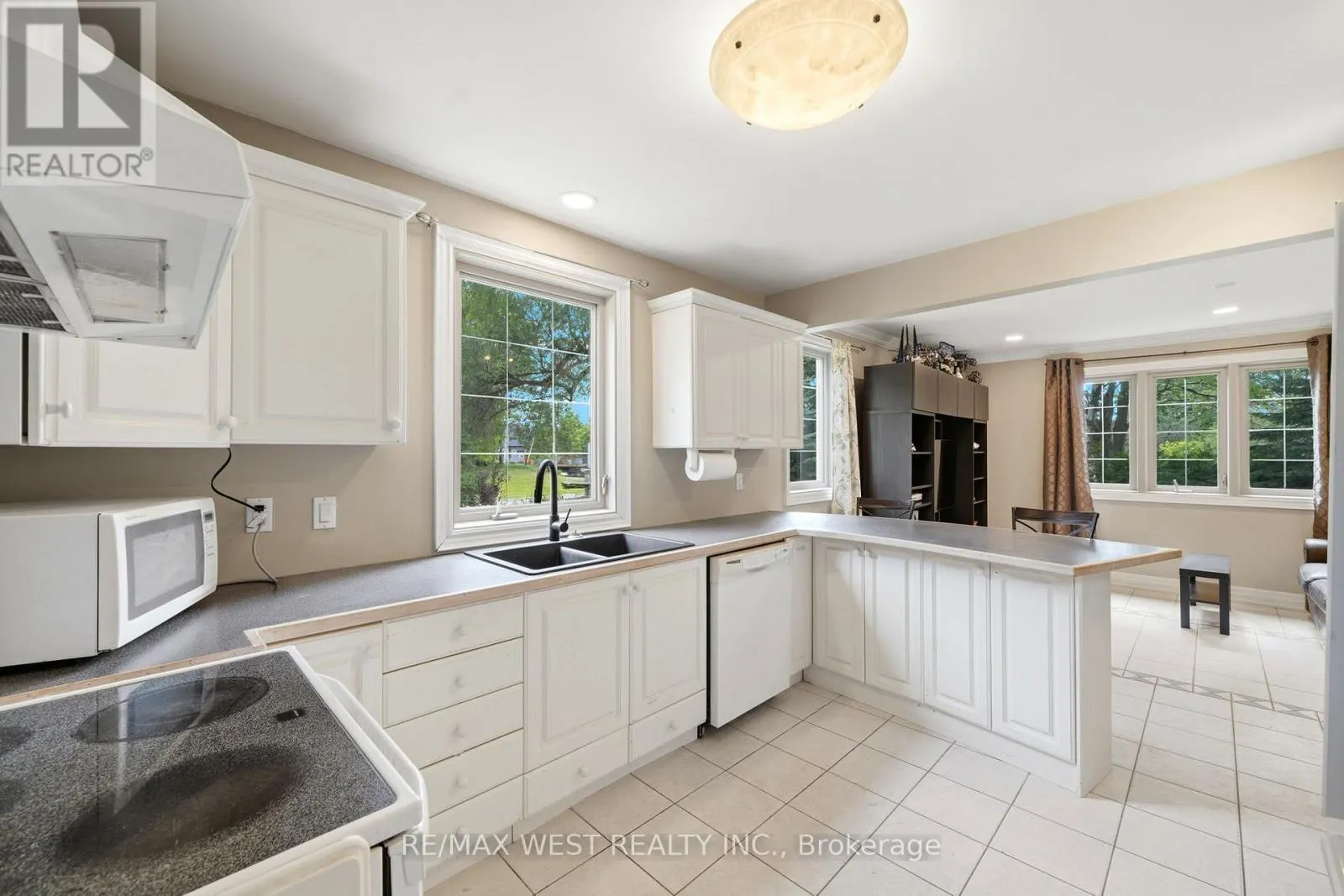 2 KINGSWOOD DRIVE