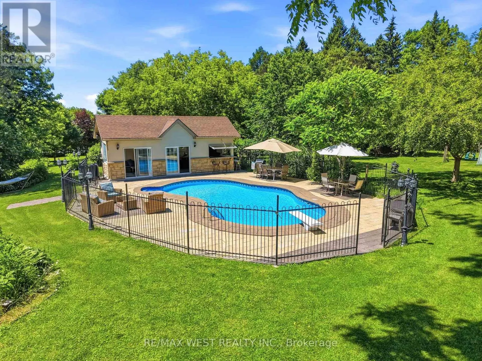 2 KINGSWOOD DRIVE