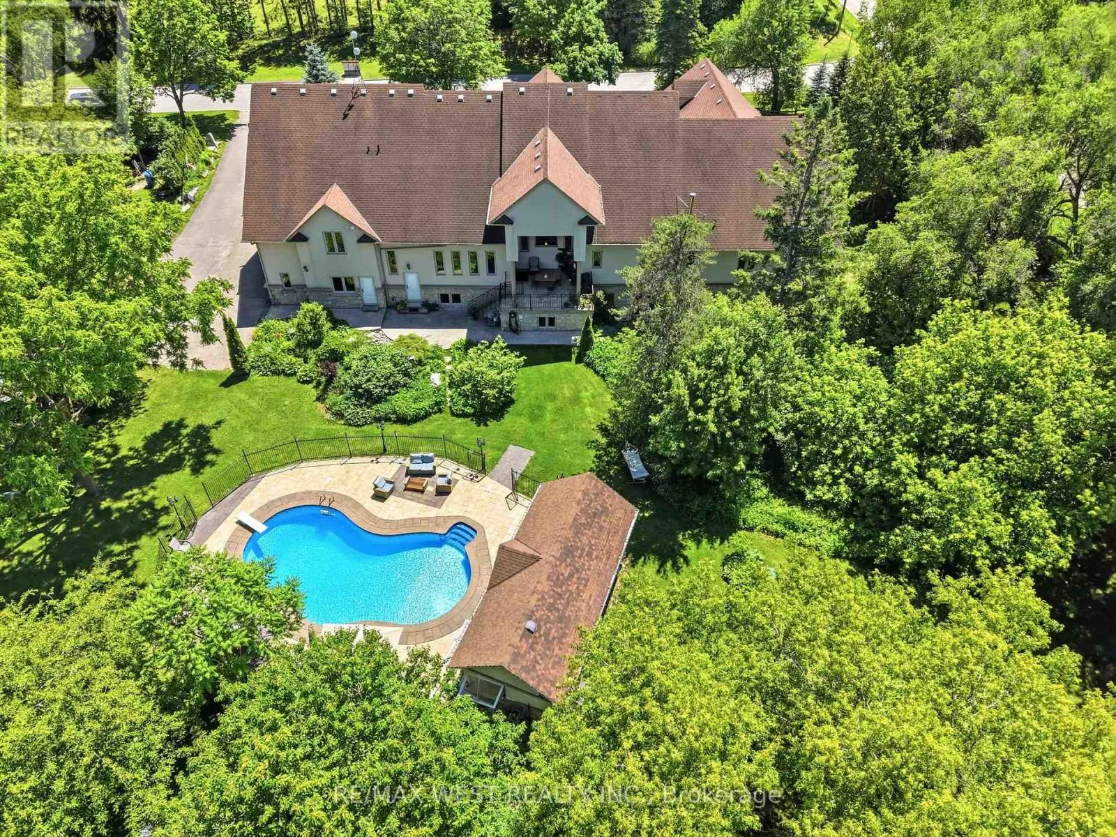2 KINGSWOOD DRIVE