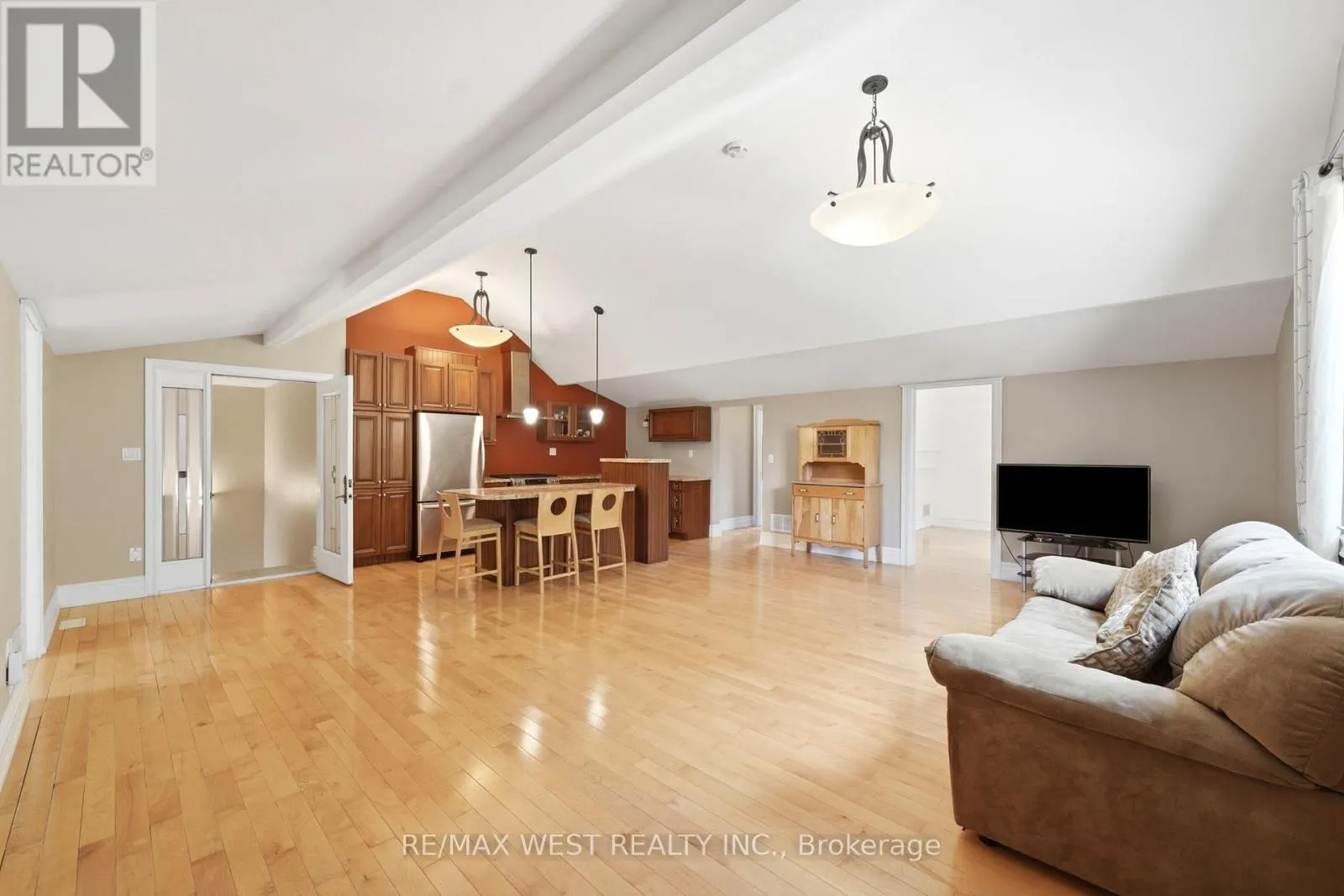2 KINGSWOOD DRIVE
