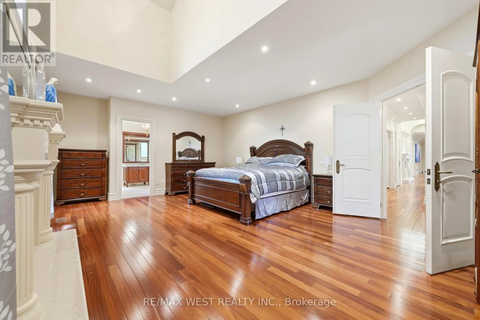 2 KINGSWOOD DRIVE