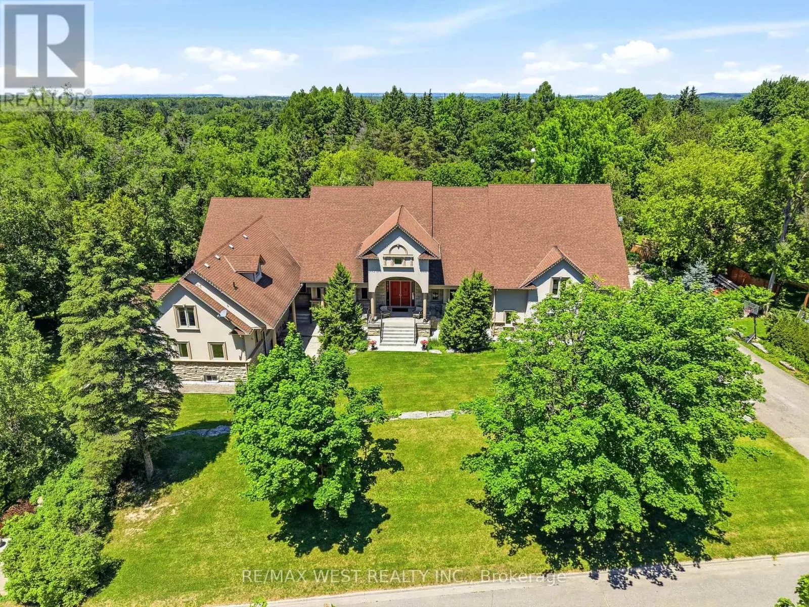 2 KINGSWOOD DRIVE