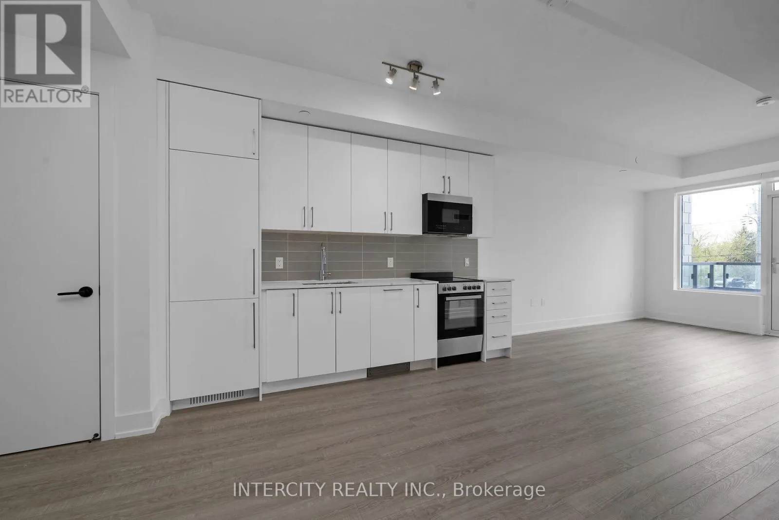 230 - 2075 KING ROAD