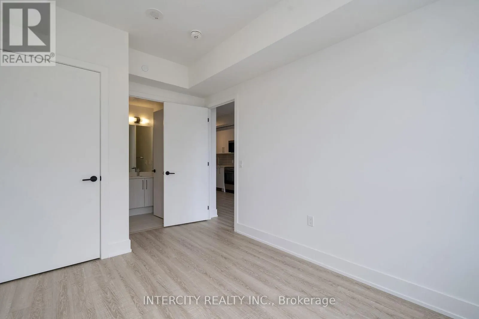 230 - 2075 KING ROAD