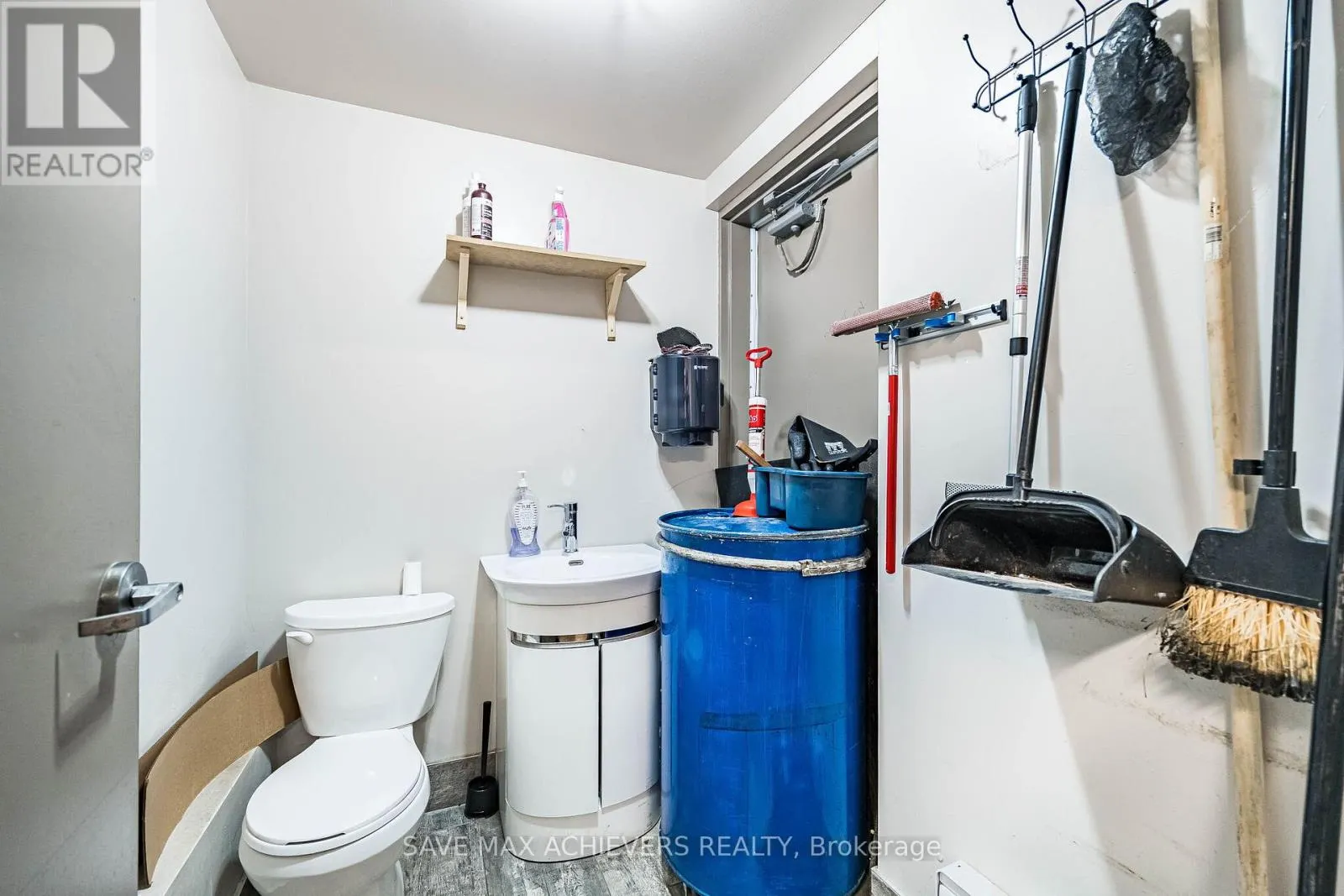 B11 - 9600 ISLINGTON AVENUE