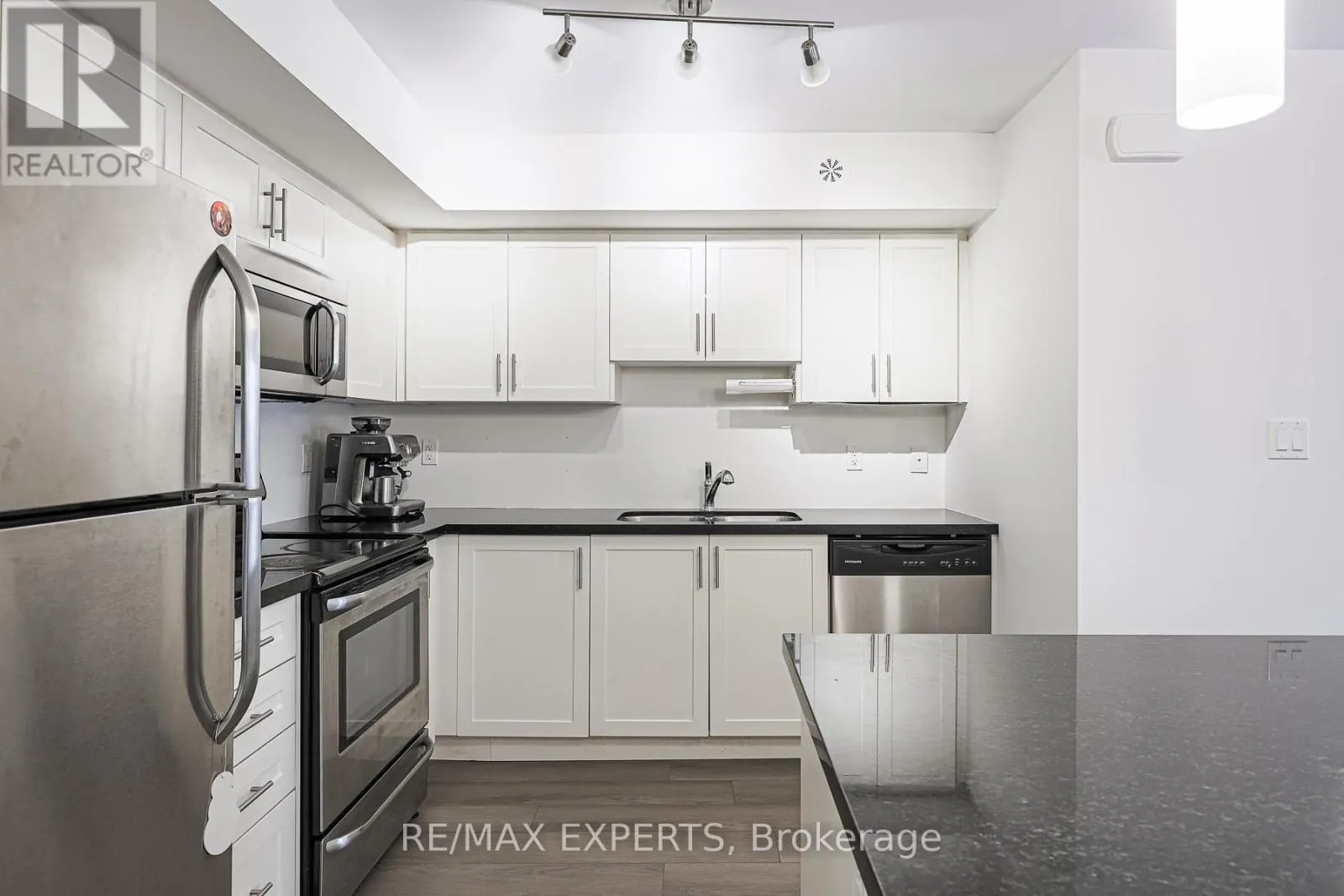 B11 - 26 BRUCE STREET W