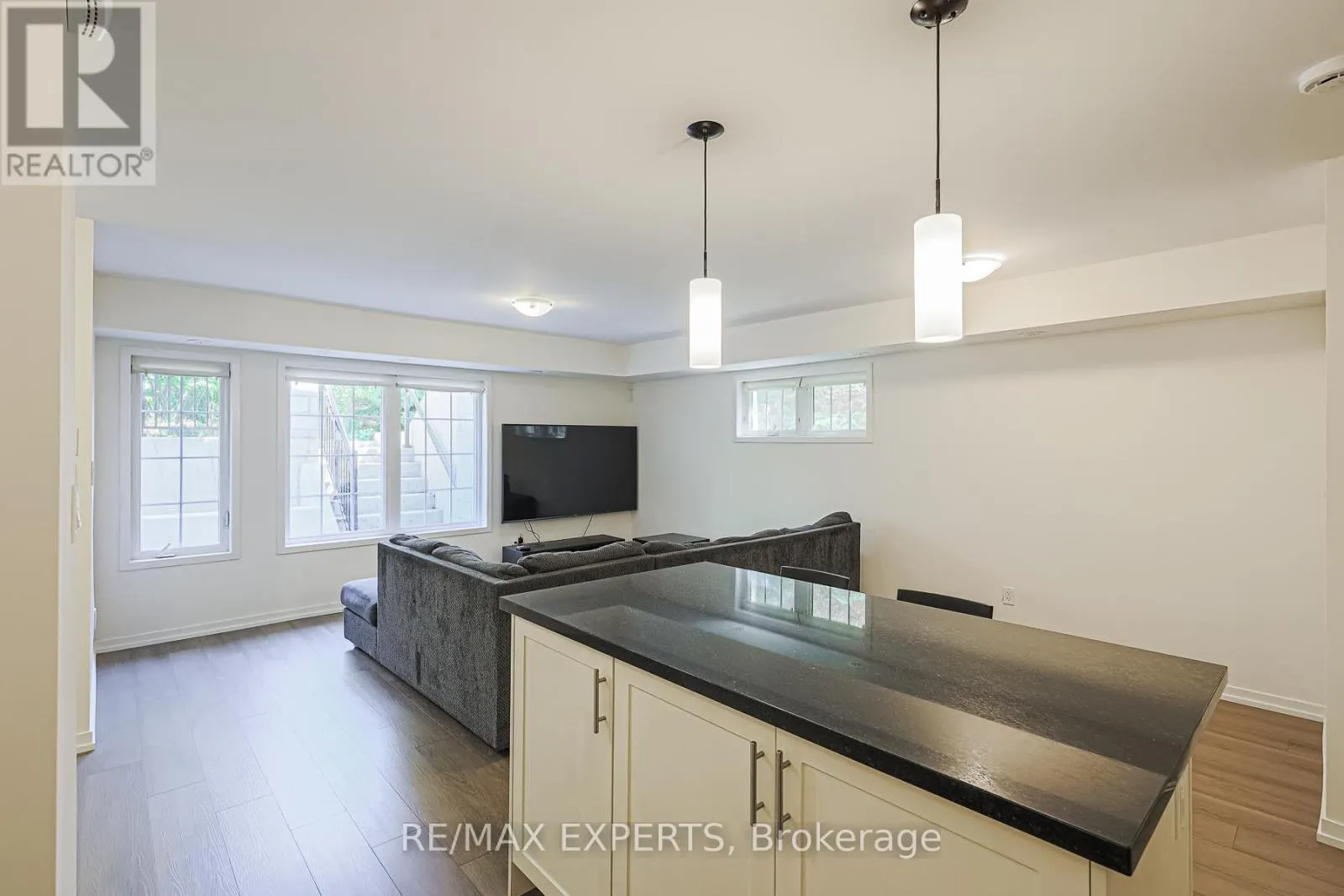 B11 - 26 BRUCE STREET W