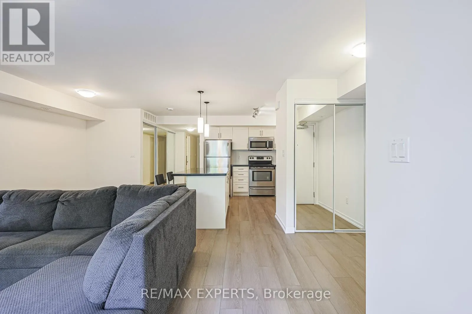 B11 - 26 BRUCE STREET W