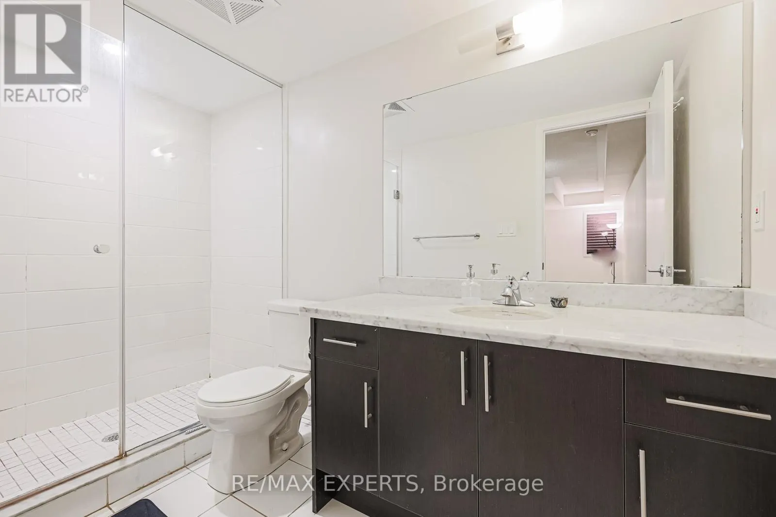 B11 - 26 BRUCE STREET W