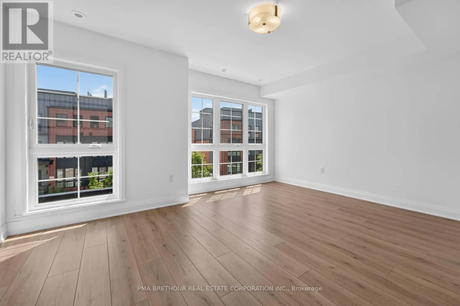 52 BURLEIGH MEWS