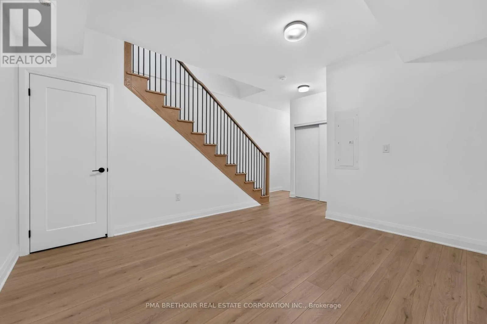 52 BURLEIGH MEWS