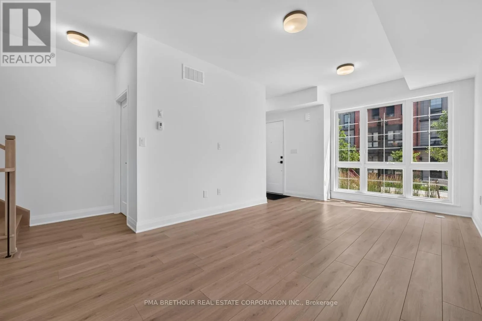 52 BURLEIGH MEWS