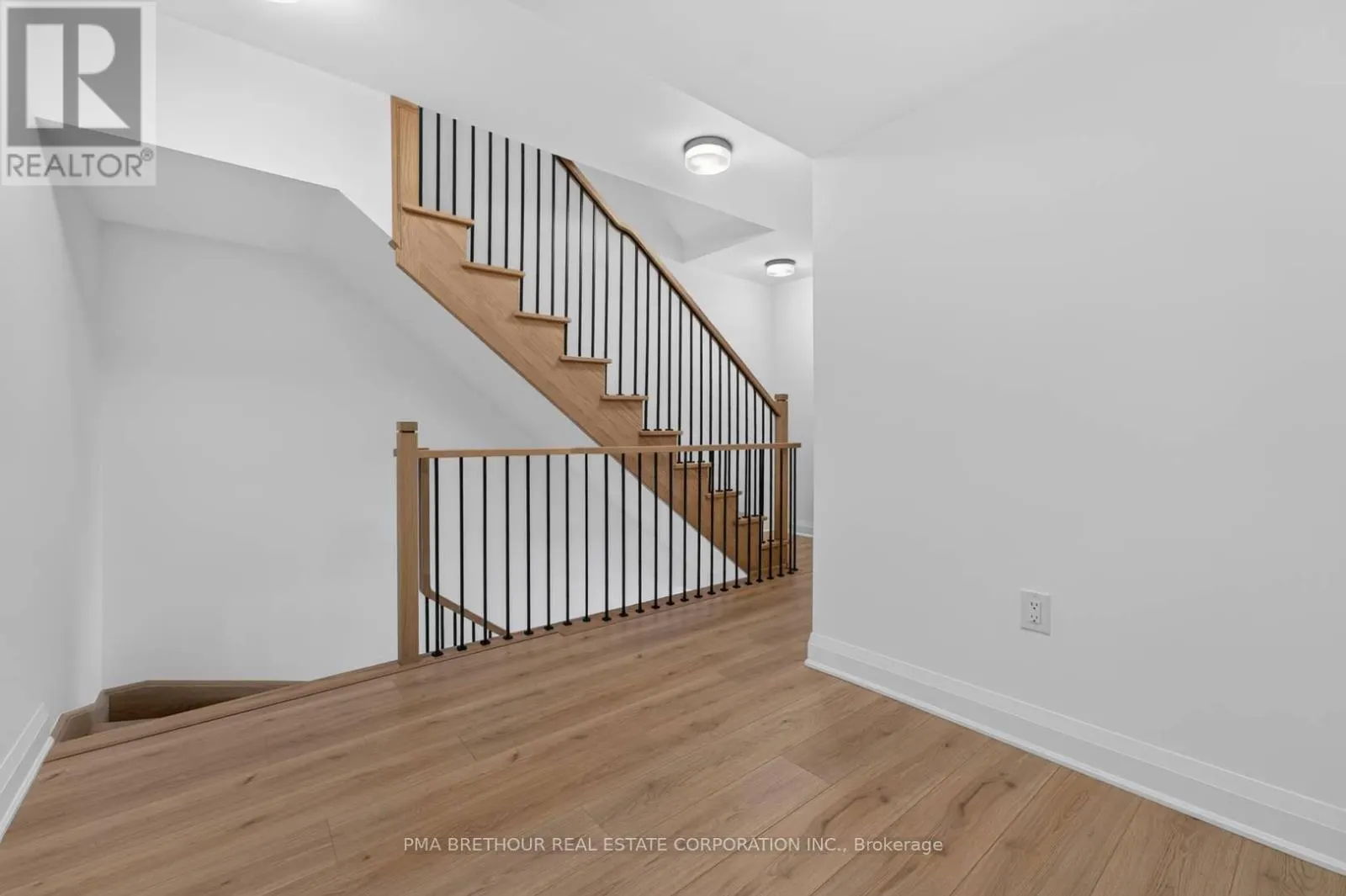 52 BURLEIGH MEWS