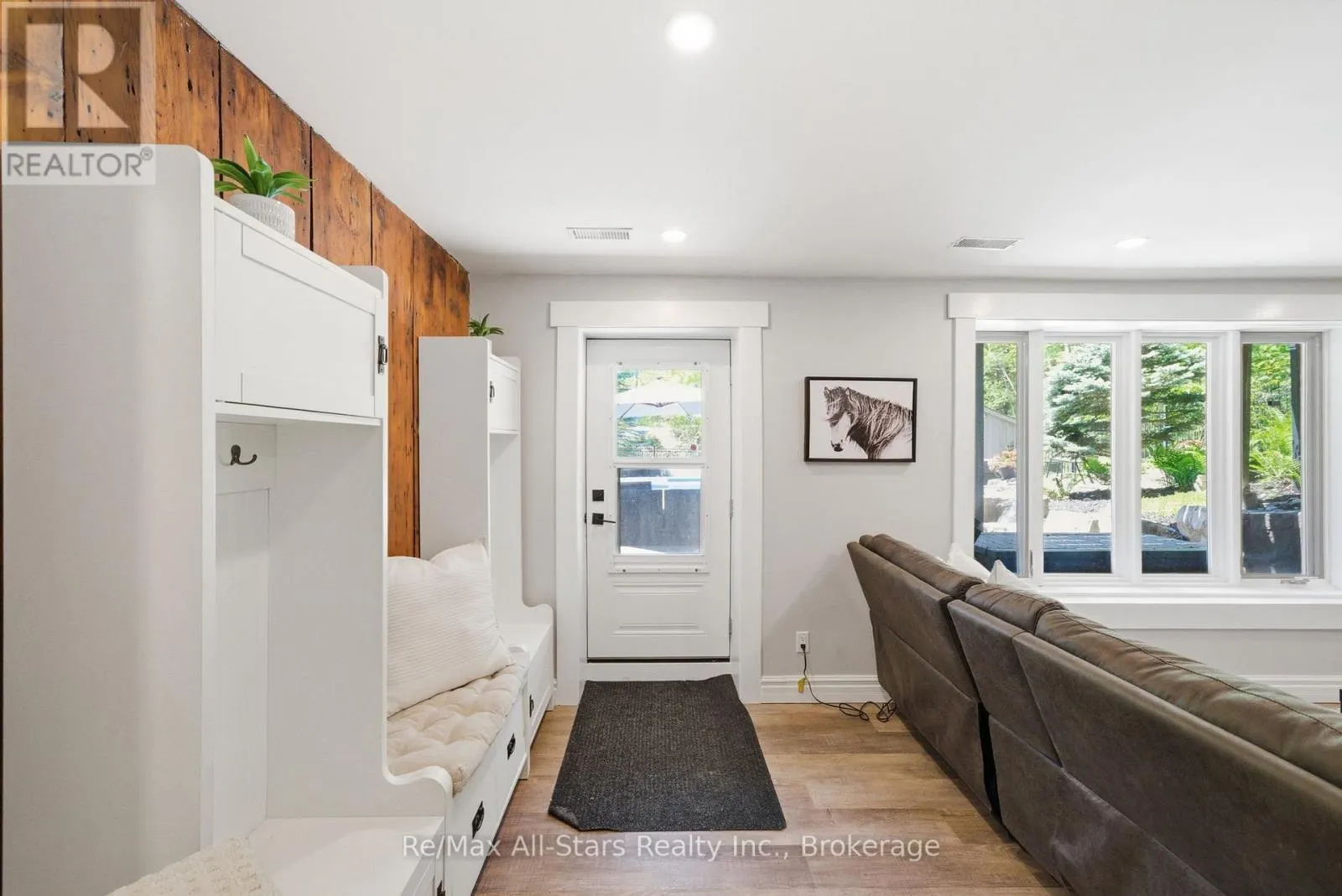 24 THE PINES LANE