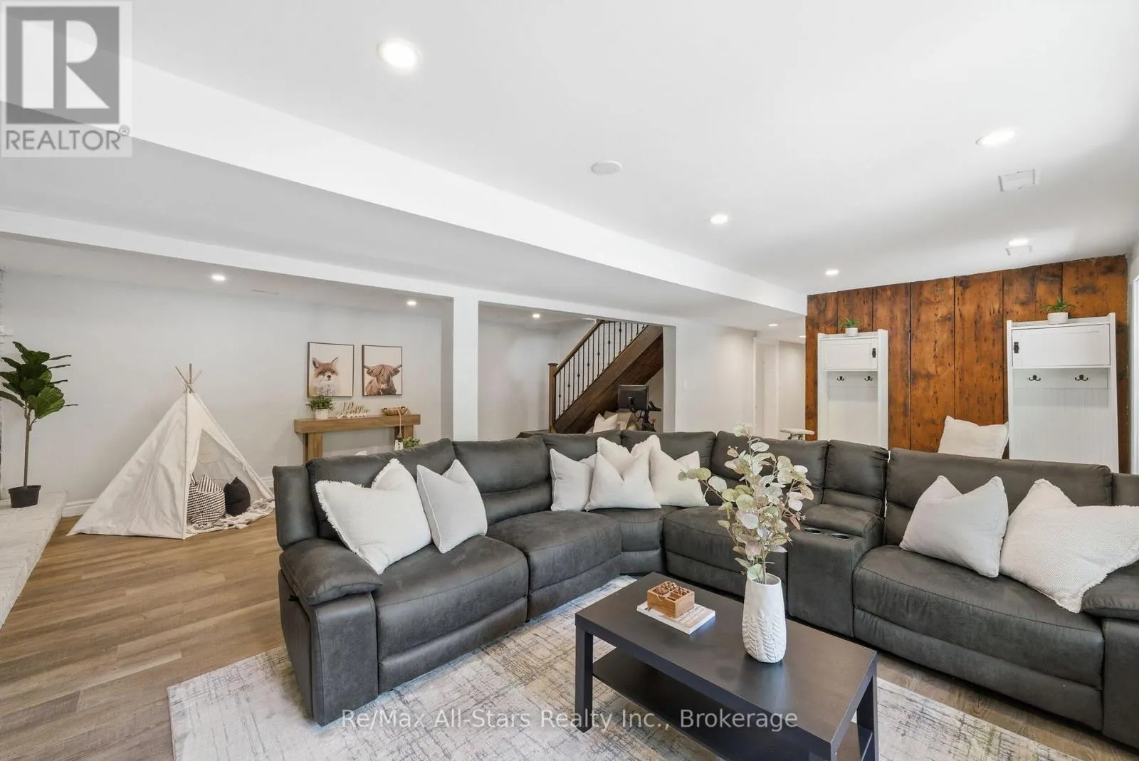24 THE PINES LANE