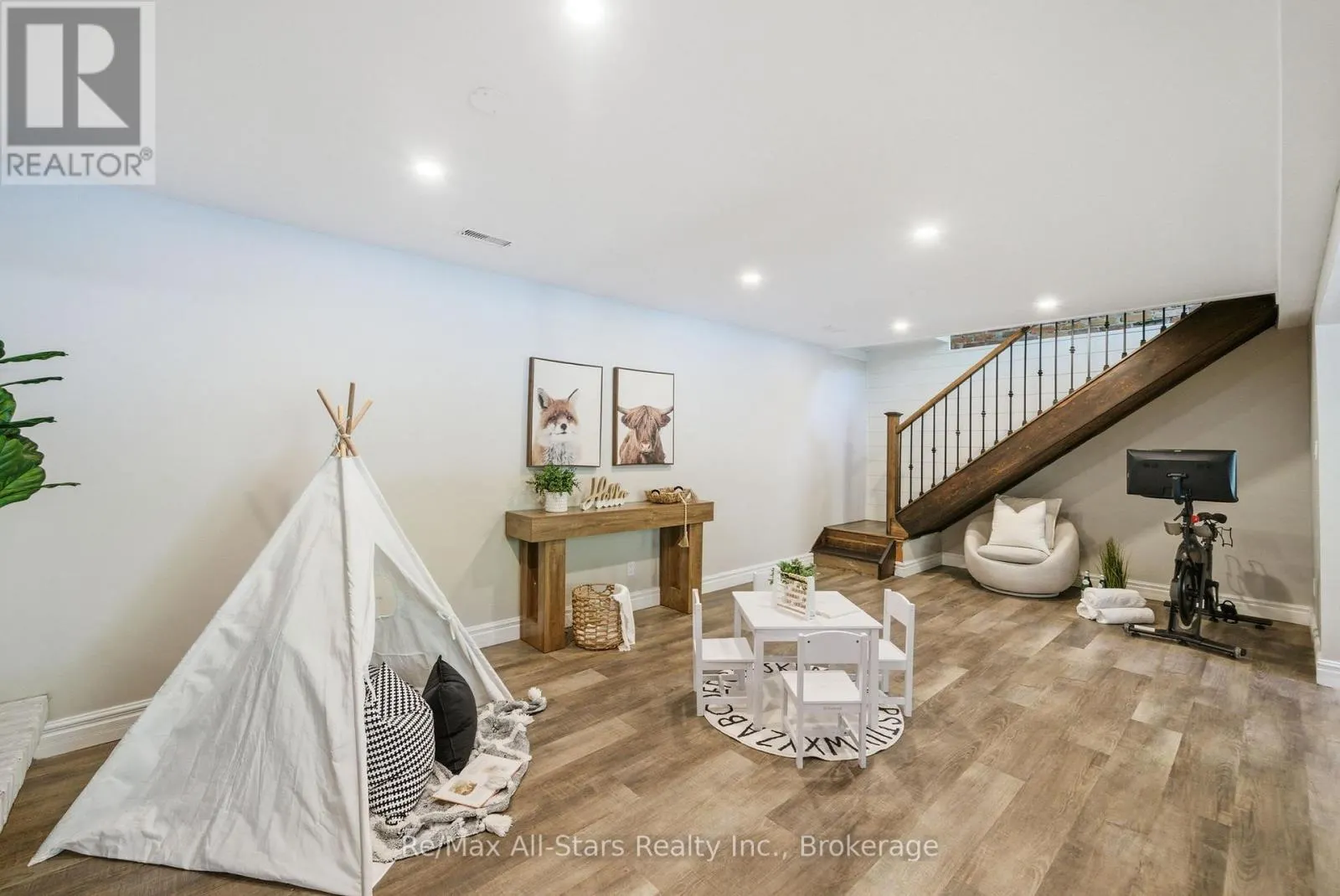 24 THE PINES LANE