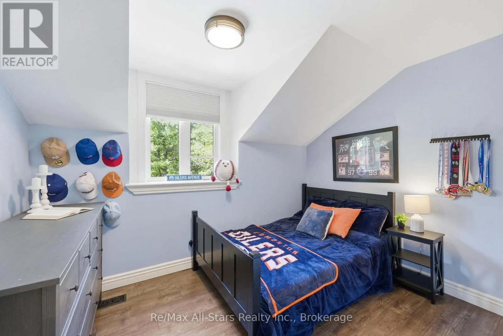 24 THE PINES LANE