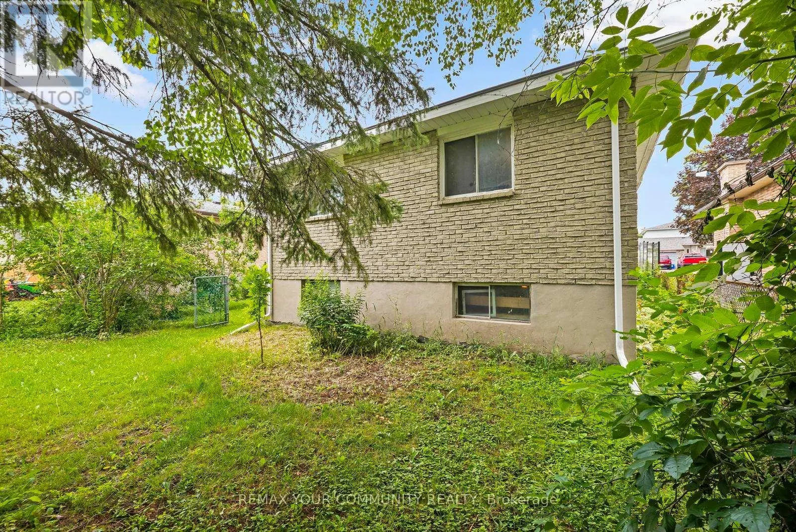 566 HIGHLAND CRESCENT