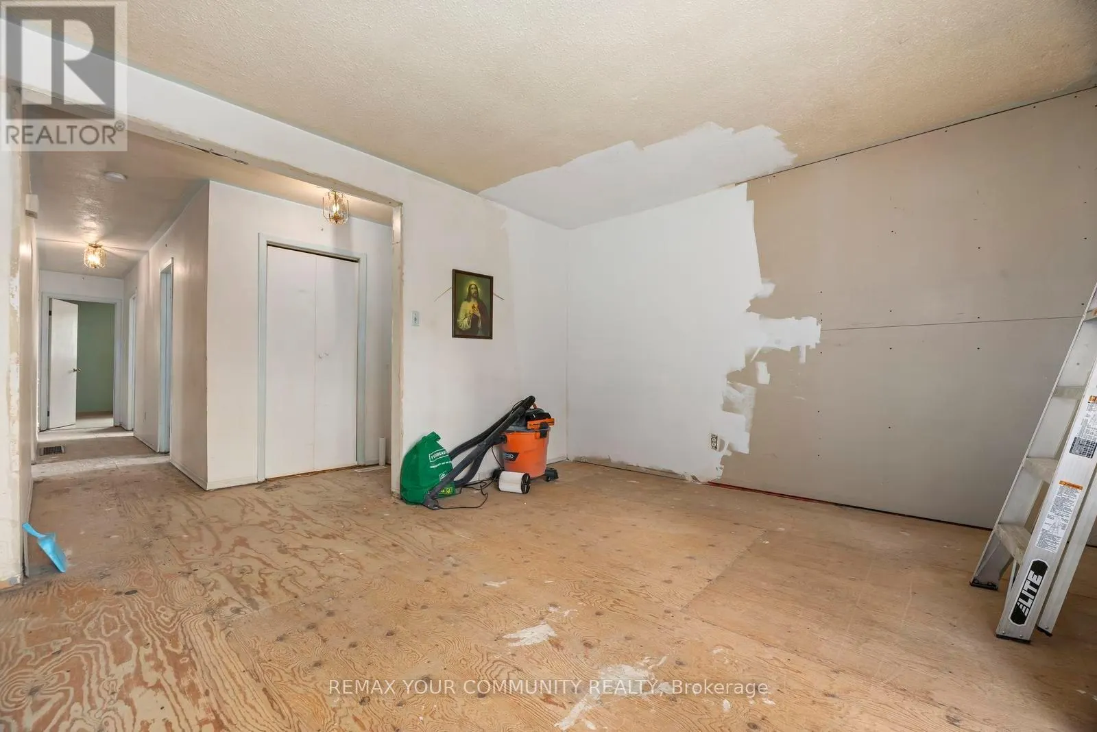 566 HIGHLAND CRESCENT