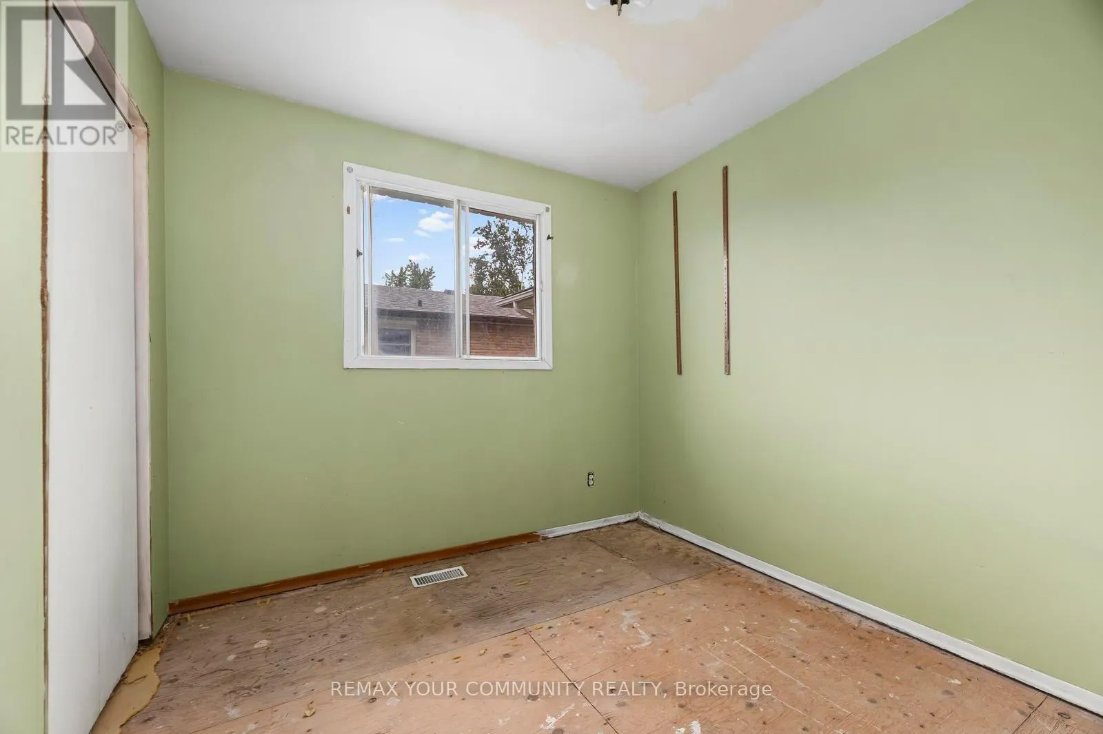 566 HIGHLAND CRESCENT