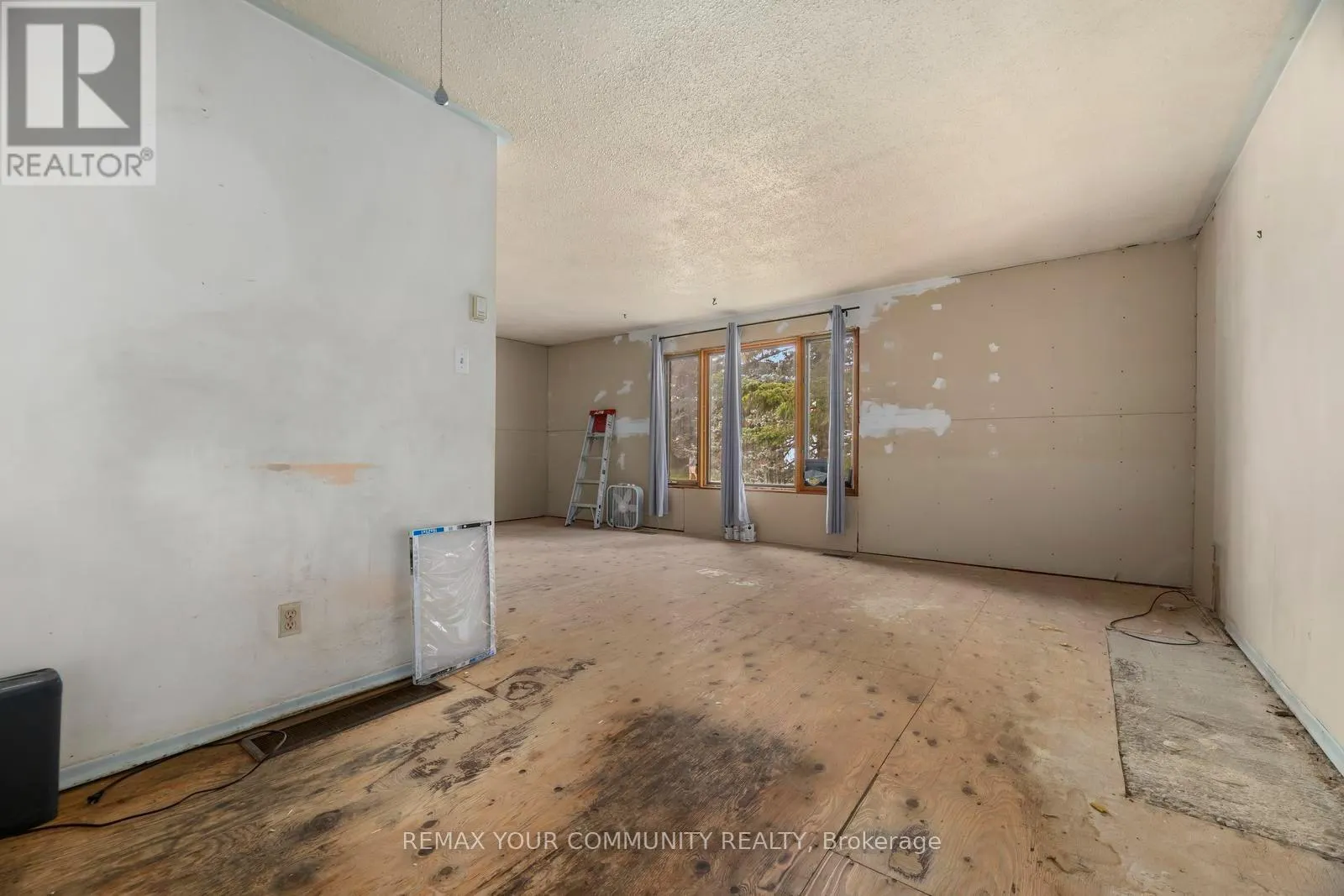 566 HIGHLAND CRESCENT