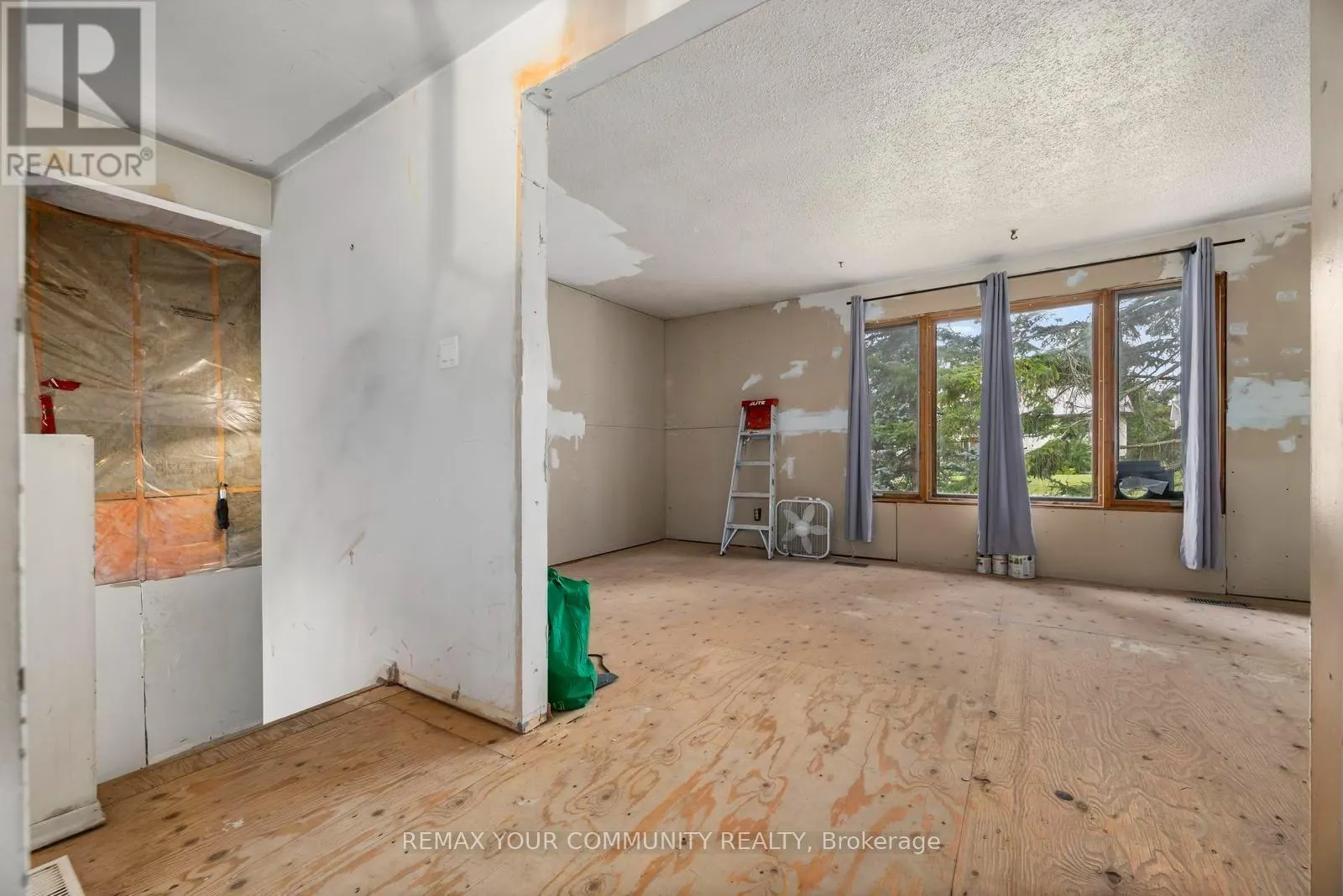 566 HIGHLAND CRESCENT