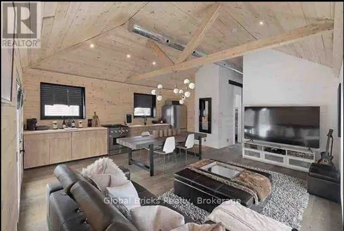 899 MAPLEWOOD DRIVE