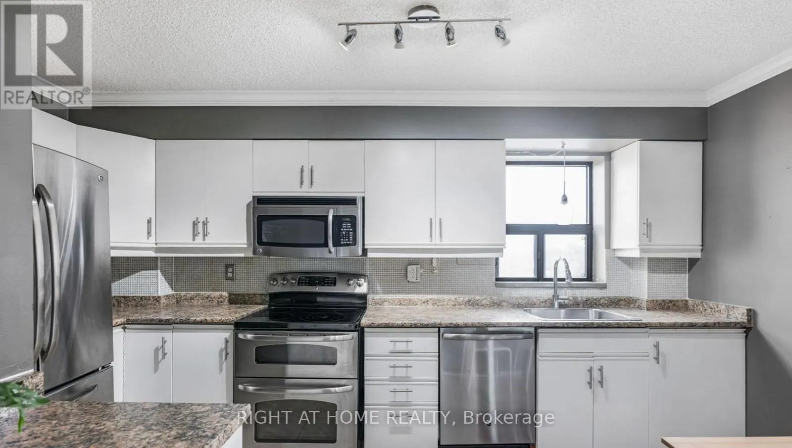402 - 41 ASH STREET