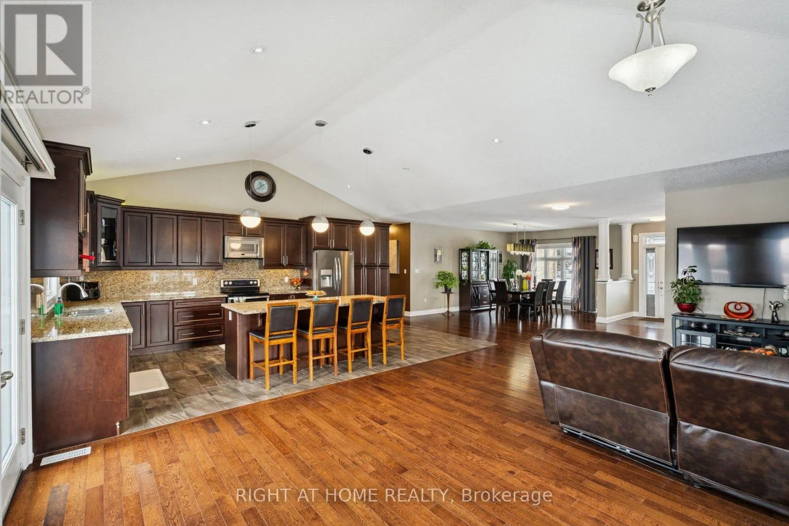 10 BROLLEY CRESCENT