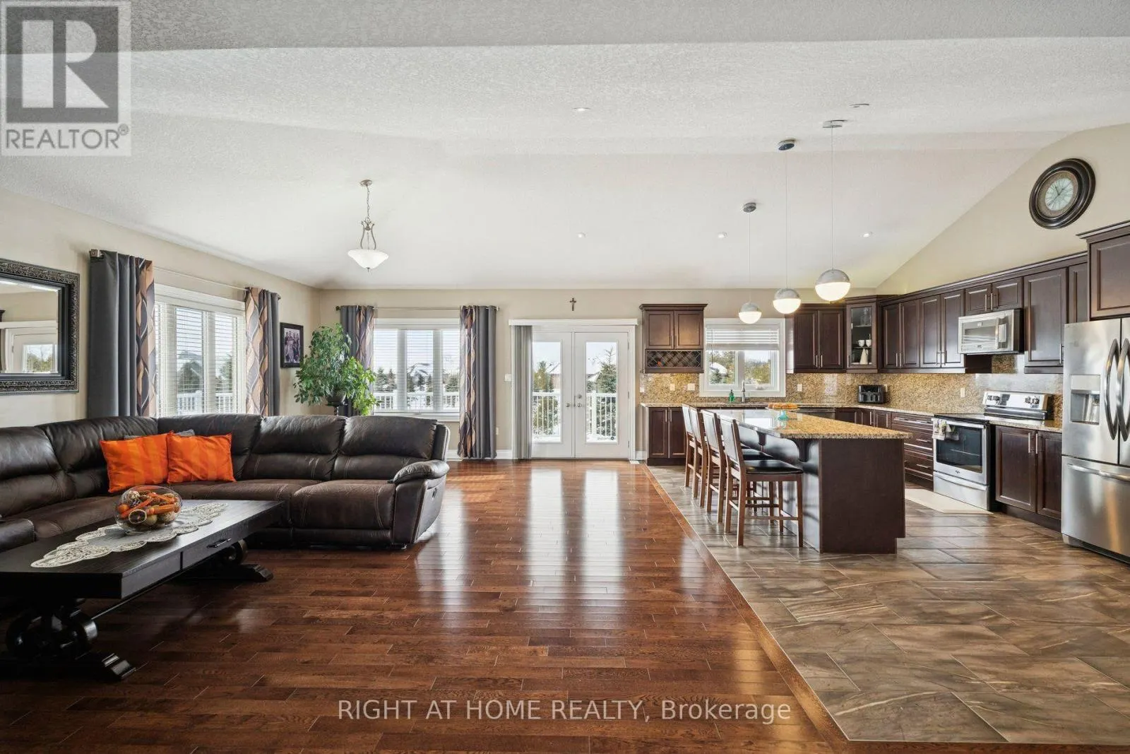 10 BROLLEY CRESCENT