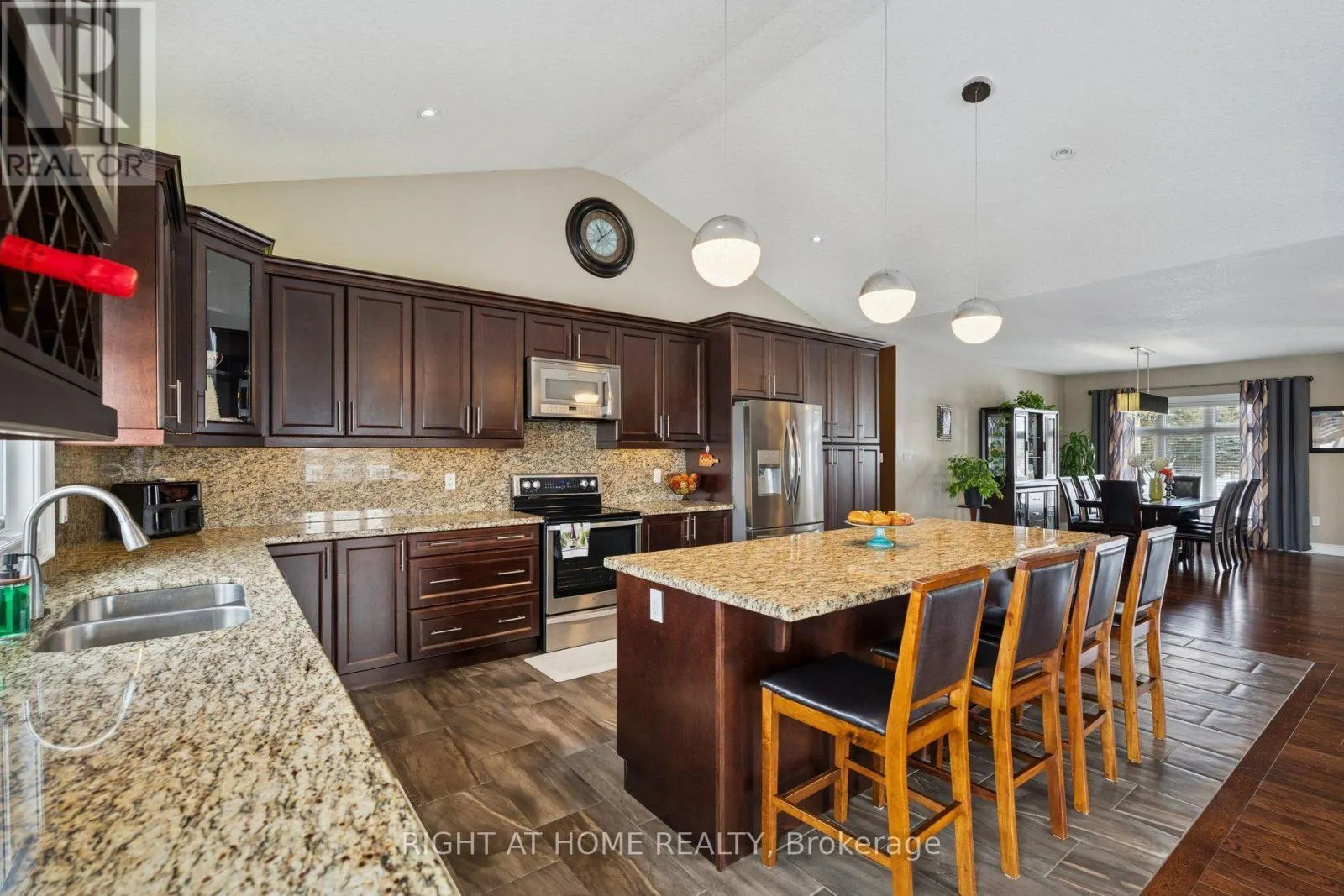 10 BROLLEY CRESCENT