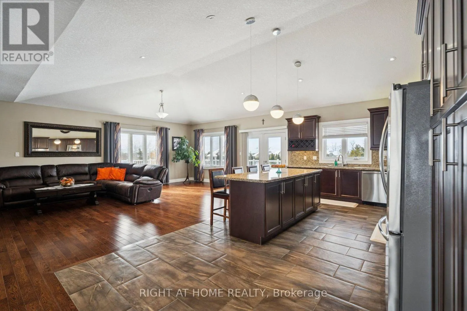 10 BROLLEY CRESCENT