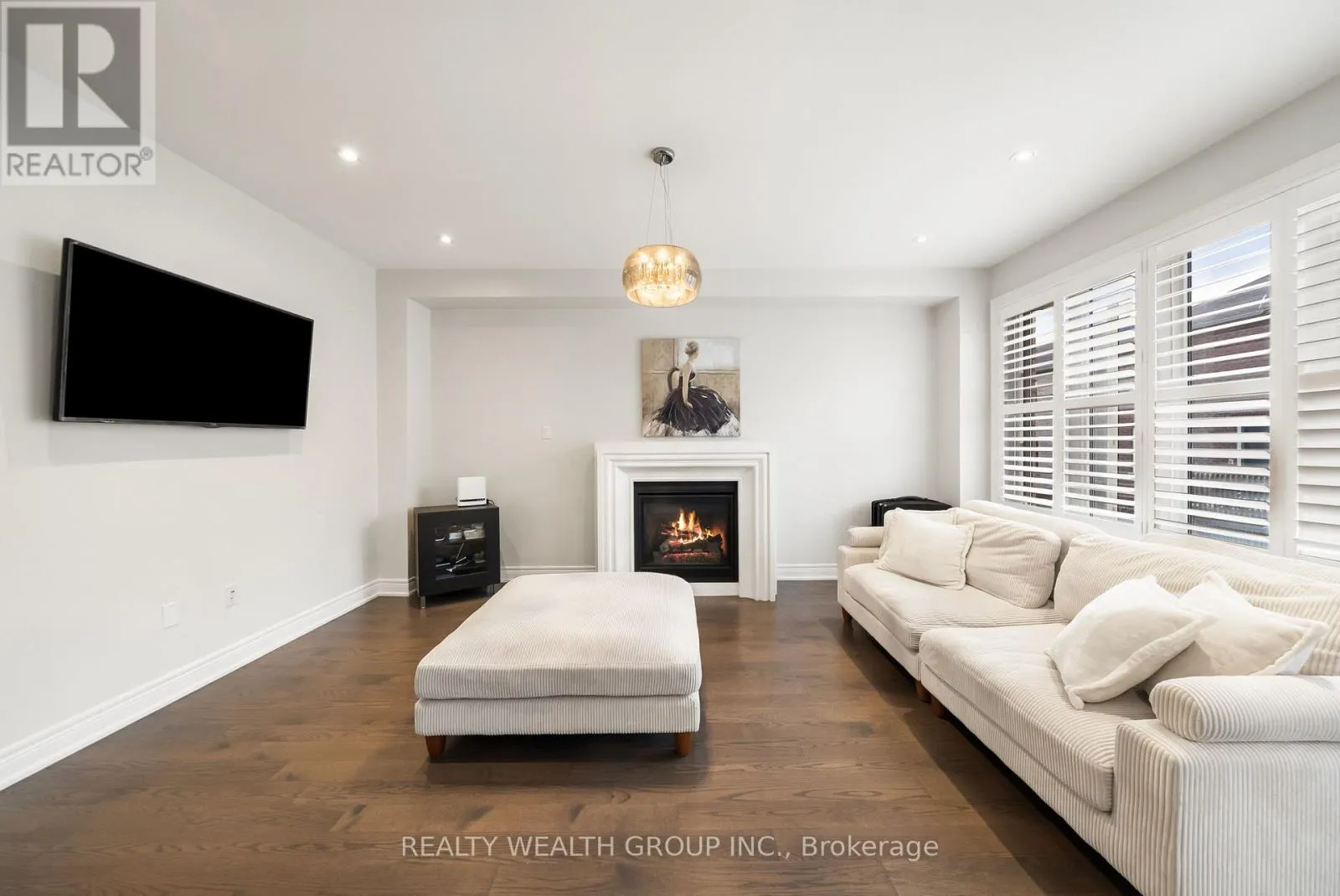42 MONDIAL CRESCENT