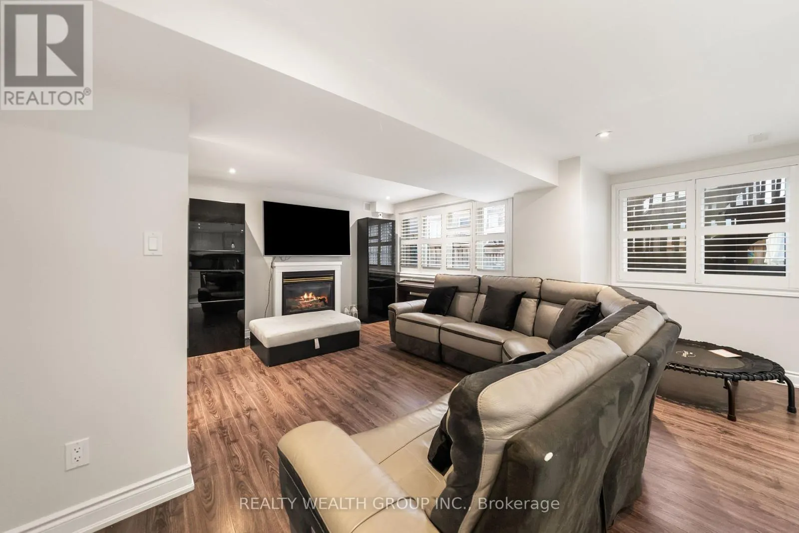 42 MONDIAL CRESCENT